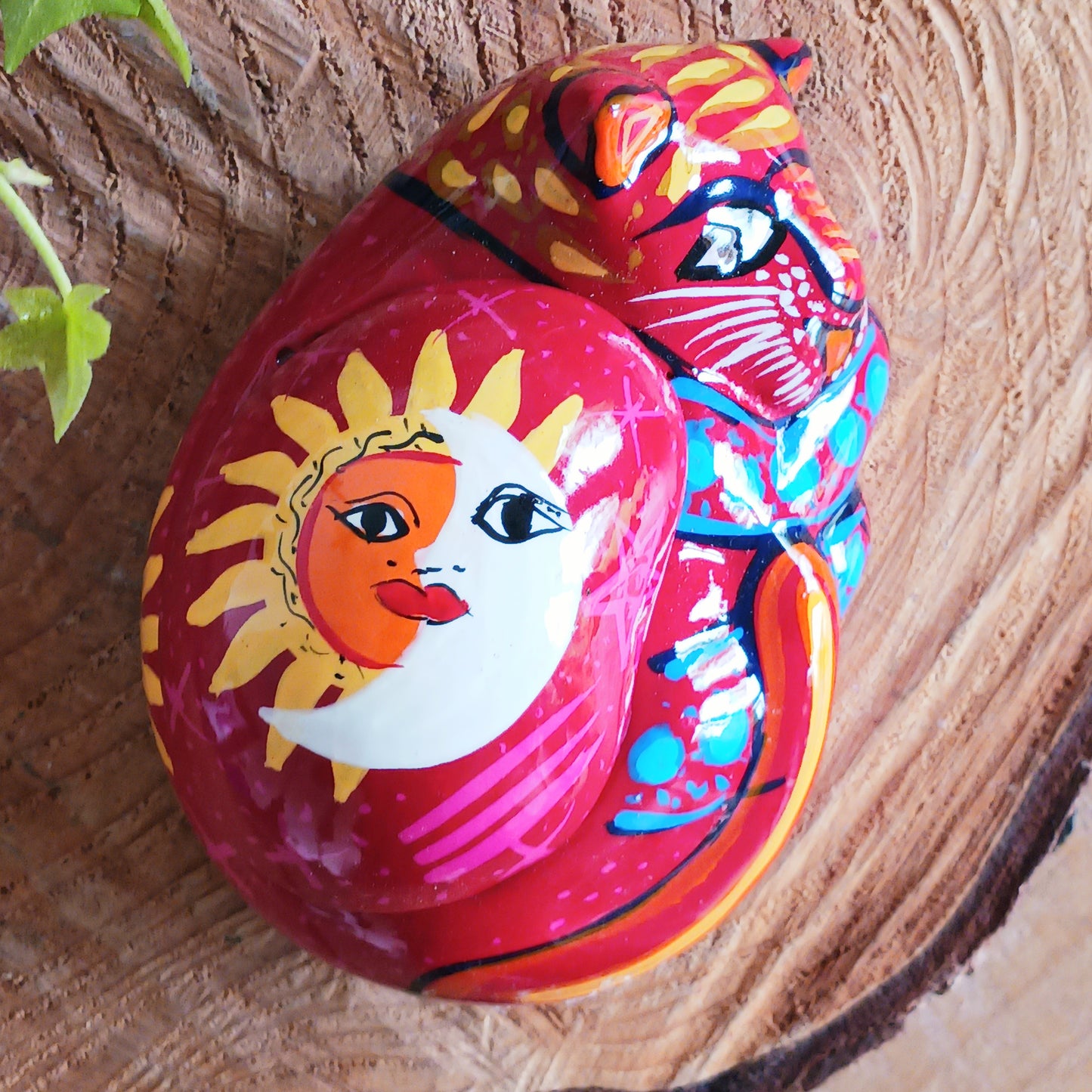 This colourful kitty is the purfect little trinket box to store your treasures and jewellery, or to give as a little gift.& It's been hand painted in a style traditional to Xalitla, a region of Guerrero, Mexico.