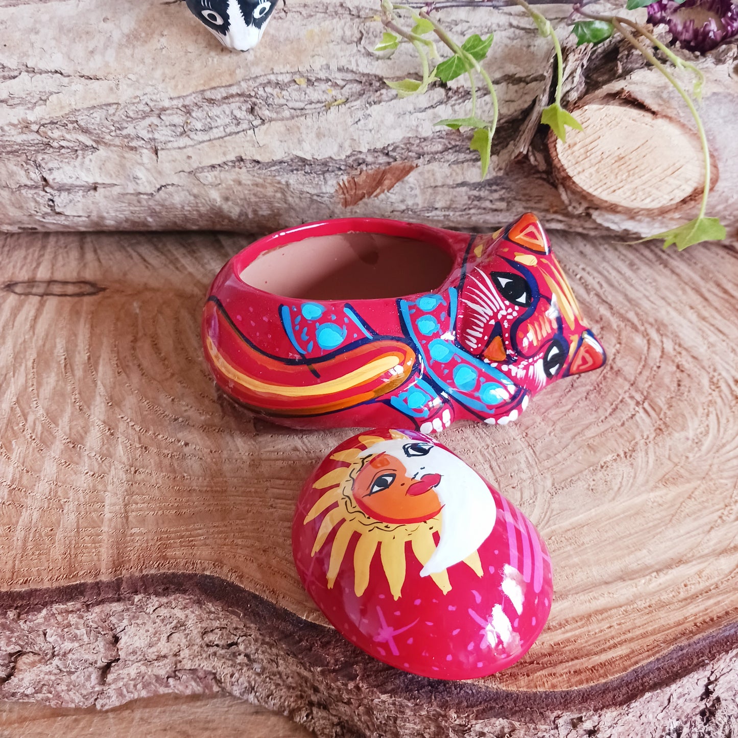This colourful kitty is the purfect little trinket box to store your treasures and jewellery, or to give as a little gift.& It's been hand painted in a style traditional to Xalitla, a region of Guerrero, Mexico.