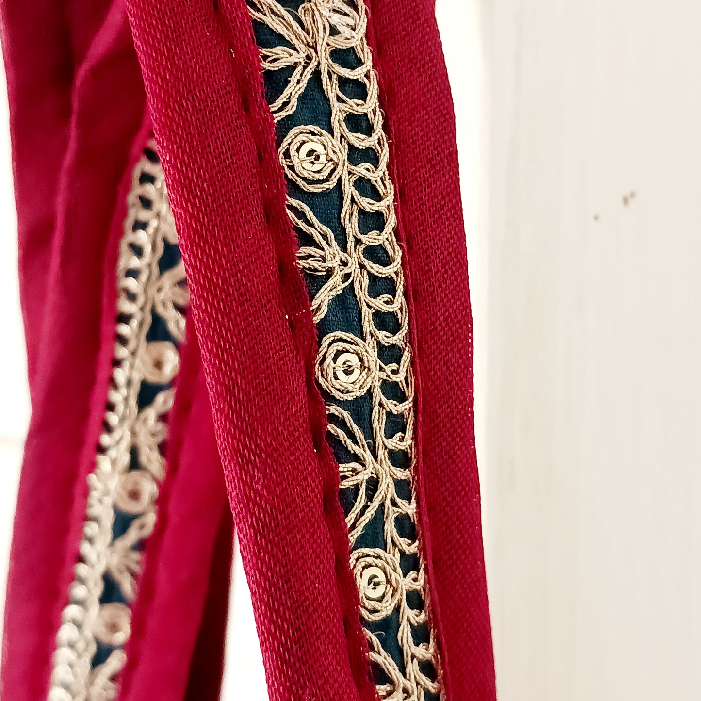This beautiful large Indian bag comes with a wide shoulder strap and plenty of space inside for your personal items. In a patchwork style design, this bag is intricately embroidered with a traditional bohemian pattern. The bag is fully lined throughout.
