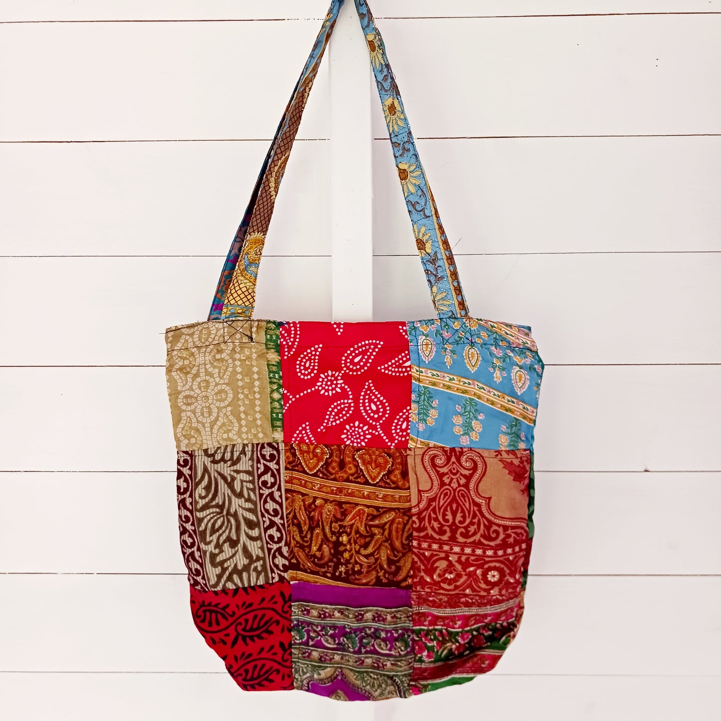 Shop like a pro! Pack this strong yet lightweight tote bag of colourful sari fabric with a black polyester lining. It's perfect for stuffing in your backpack, PC bag, cabin case, or glove box. The bag features a handy zippered external pocket for small bits and bobs like keys and coins.