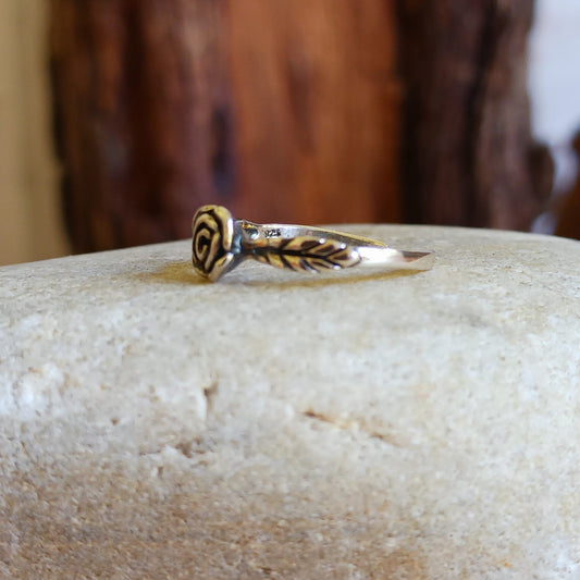 Add a little bit of silver to your toes with our Black Rose 925 Sterling silver Toe Ring, beautifully presented in a little black Gothic fabric drawstring pouch.