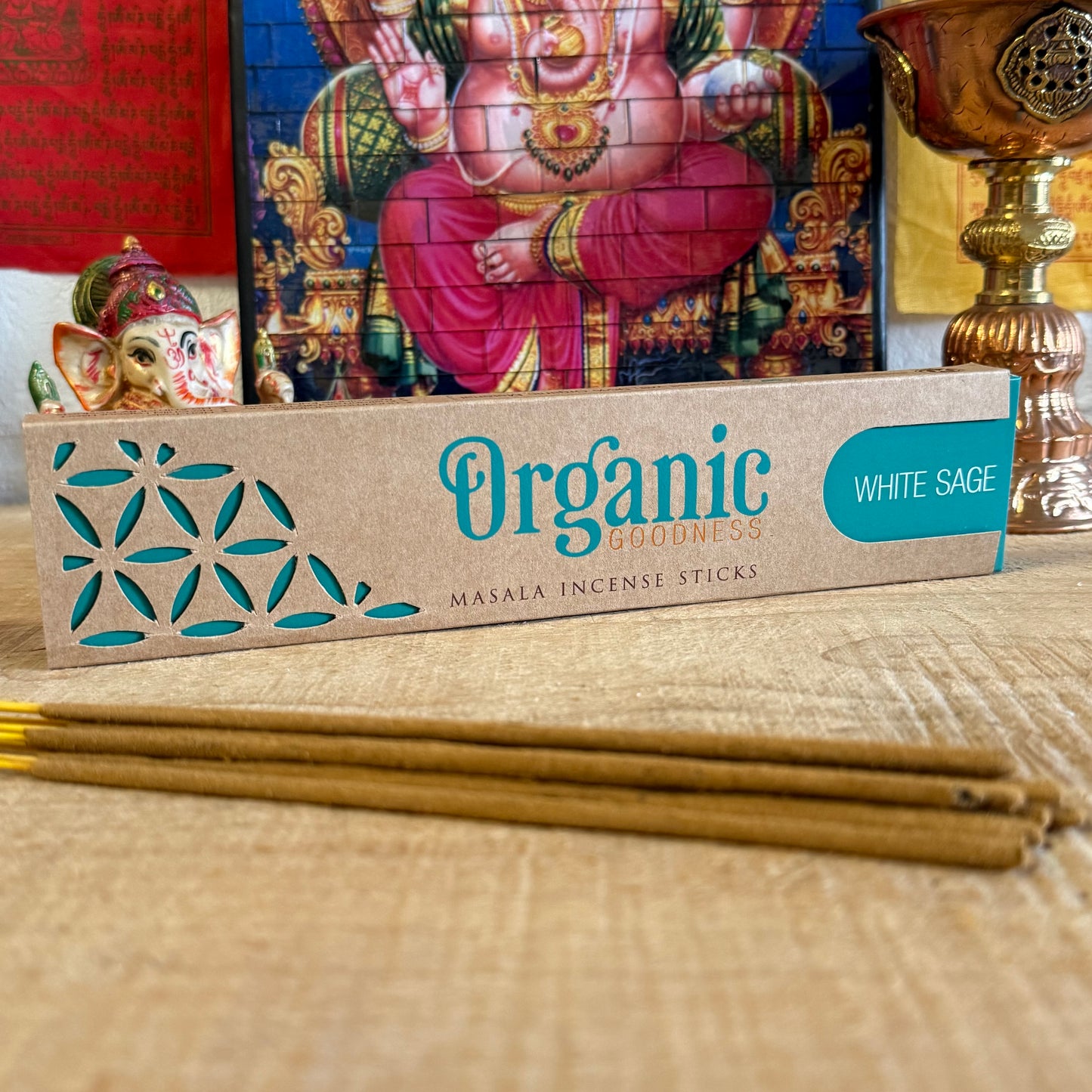 Enjoy a clean, fresh aroma with Organic Goodness White Sage incense. 96% organic, hand-rolled in India for a light and uplifting daytime scent.