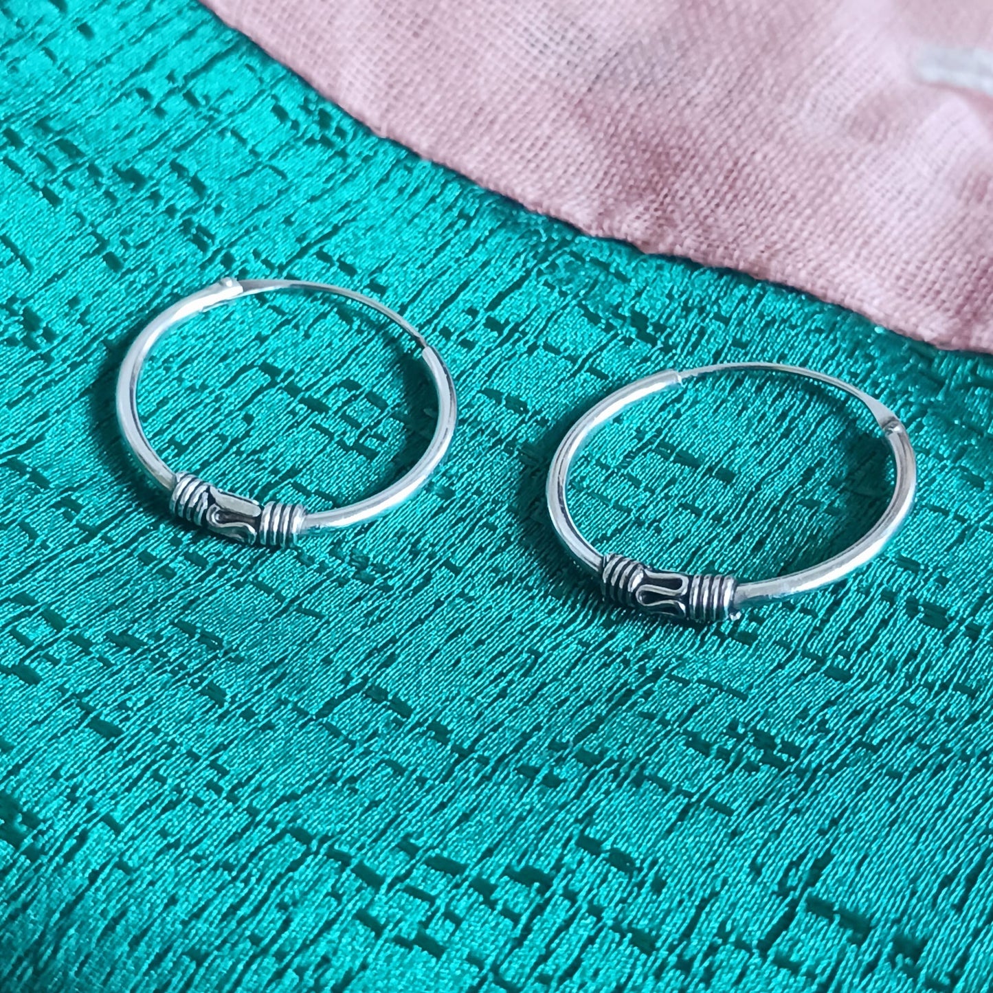 These sterling silver hoop earrings are made in a Bali style. With a silver ball in the middle of the hoop earrings, these 925 silver earrings make an ideal choice for any boho look.