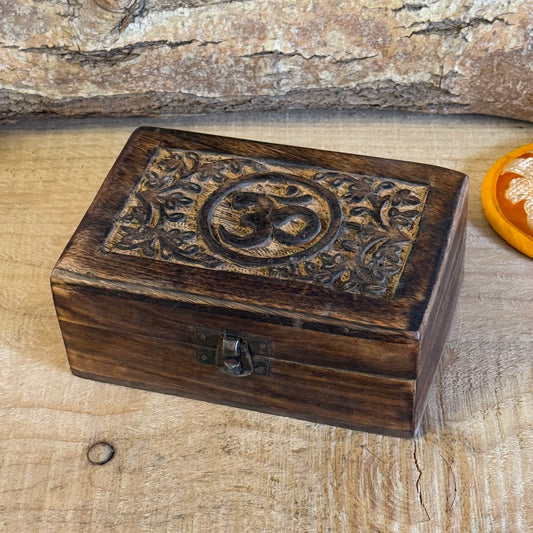 A lovely little hand carved Mango wood wooden box Hand carved in India It has a little brass fastening at the front, perfect for keeping your trinkets and keepsakes safe. Discover the beauty of hand carved craftsmanship from India with our Square Wooden Keepsake Box Om. Each box is carefully made from mango wood and features a charming brass fastening at the front. Keep your precious trinkets and keepsakes safe in this sturdy and stylish box.
Size is approx. 15 x 10 x 6 cm
Handmade in India