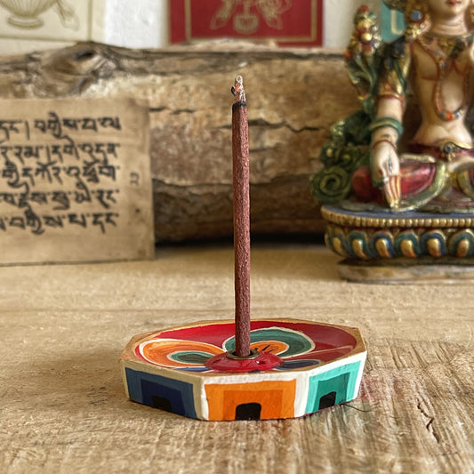 Bring a touch of artistry and tranquillity to your space with this Colourful Hand Painted Lotus Leaf Incense Holder. Beautifully crafted and ethically sourced, each piece is uniquely hand painted, in vibrant colours and detailed design.