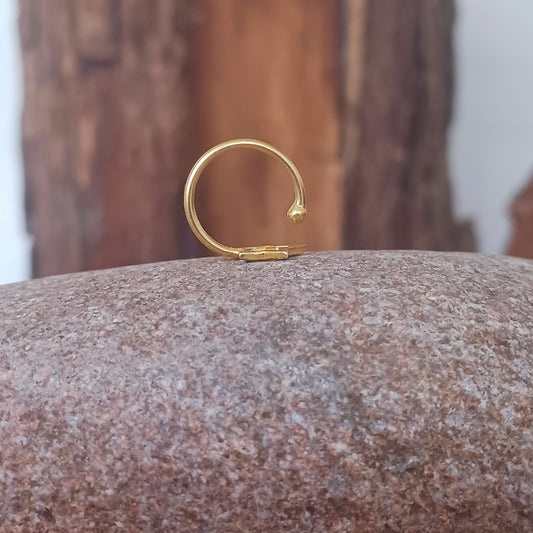 Beautiful and dainty gold star gold plated ear cuff. No piercing is needed to wear, it can be easily adjusted to hug your ear cartilage. Perfect for anyone who doesn't have pierced ears or if you just want to add to your boho look.