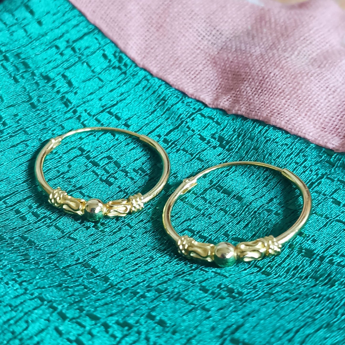 These sterling silver gold plate hoop earrings are made in a Bali style. With a silver ball in the middle of the hoop earrings, these 925 silver earrings make an ideal choice for any boho look.