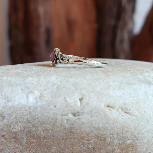 925 Sterling silver Toe Ring with a Lavender stone. Add a little bit of silver to your toes with our solid 925 stamped solid silver toe ring, beautifully presented in a little fabric drawstring pouch made from off cuts from sari materials that would have otherwise been discarded.
