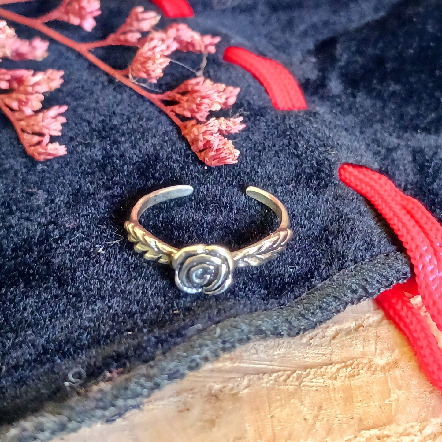 Add a little bit of silver to your toes with our Black Rose 925 Sterling silver Toe Ring, beautifully presented in a little black Gothic fabric drawstring pouch.