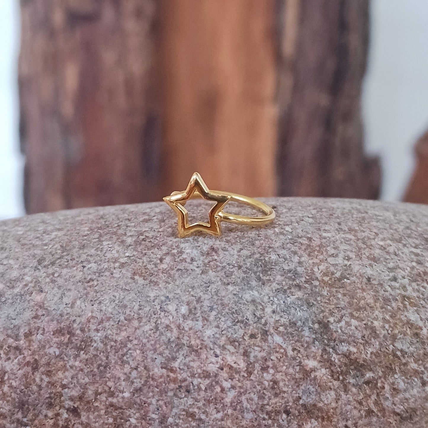 Beautiful and dainty gold star gold plated ear cuff. No piercing is needed to wear, it can be easily adjusted to hug your ear cartilage. Perfect for anyone who doesn't have pierced ears or if you just want to add to your boho look.