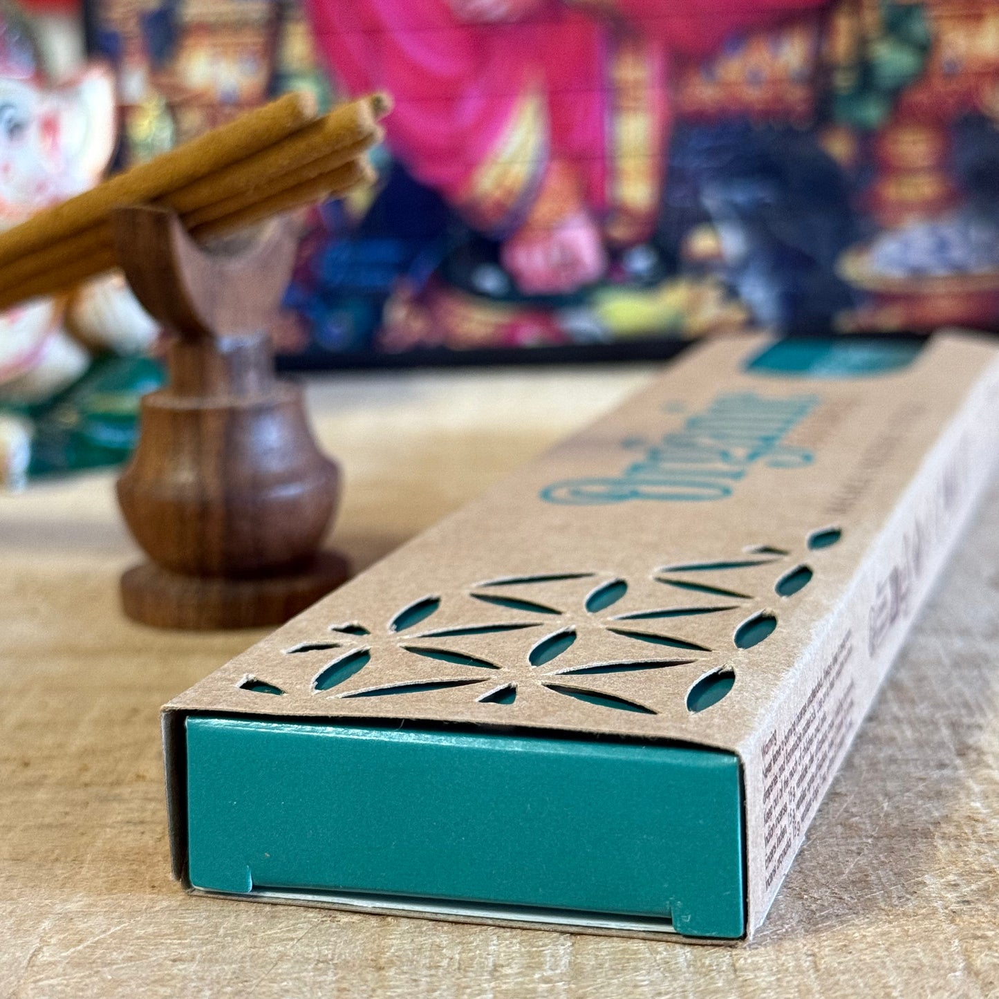 Enjoy a clean, fresh aroma with Organic Goodness White Sage incense. 96% organic, hand-rolled in India for a light and uplifting daytime scent.