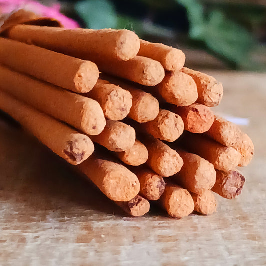 These Orange and Cinnamon incense sticks are full of fragrance. Calming, therapeutic, and ritualistic. The combined scent notes work great to relax and calm down your soul, perfect for evening meditations.