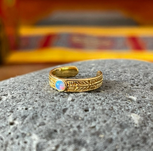 Enhance your toe game with this Gold-plated, 925 sterling silver Navajo Toe Ring featuring an Azure stone. This elegant toe ring, measuring 15mm at its widest point, is the perfect way to add a touch of colour to your toes.