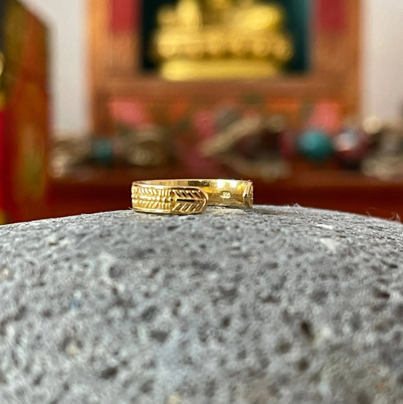 Enhance your toe game with this Gold-plated, 925 sterling silver Navajo Toe Ring featuring an Azure stone. This elegant toe ring, measuring 15mm at its widest point, is the perfect way to add a touch of colour to your toes.