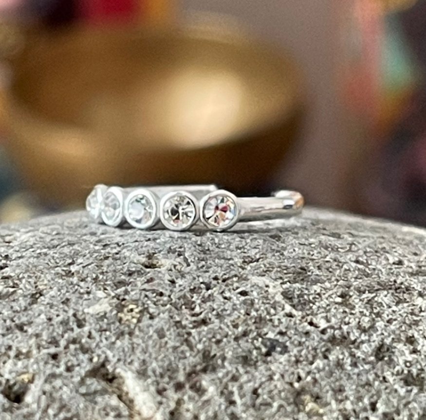 Add a little bit of silver to your toes with our solid 925 stamped solid silver 5 crystal toe ring. The ring is presented in a little fabric drawstring pouch made from off cuts from sari materials that would have otherwise been discarded.