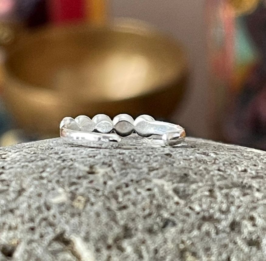 Add a little bit of silver to your toes with our solid 925 stamped solid silver 5 crystal toe ring. The ring is presented in a little fabric drawstring pouch made from off cuts from sari materials that would have otherwise been discarded.