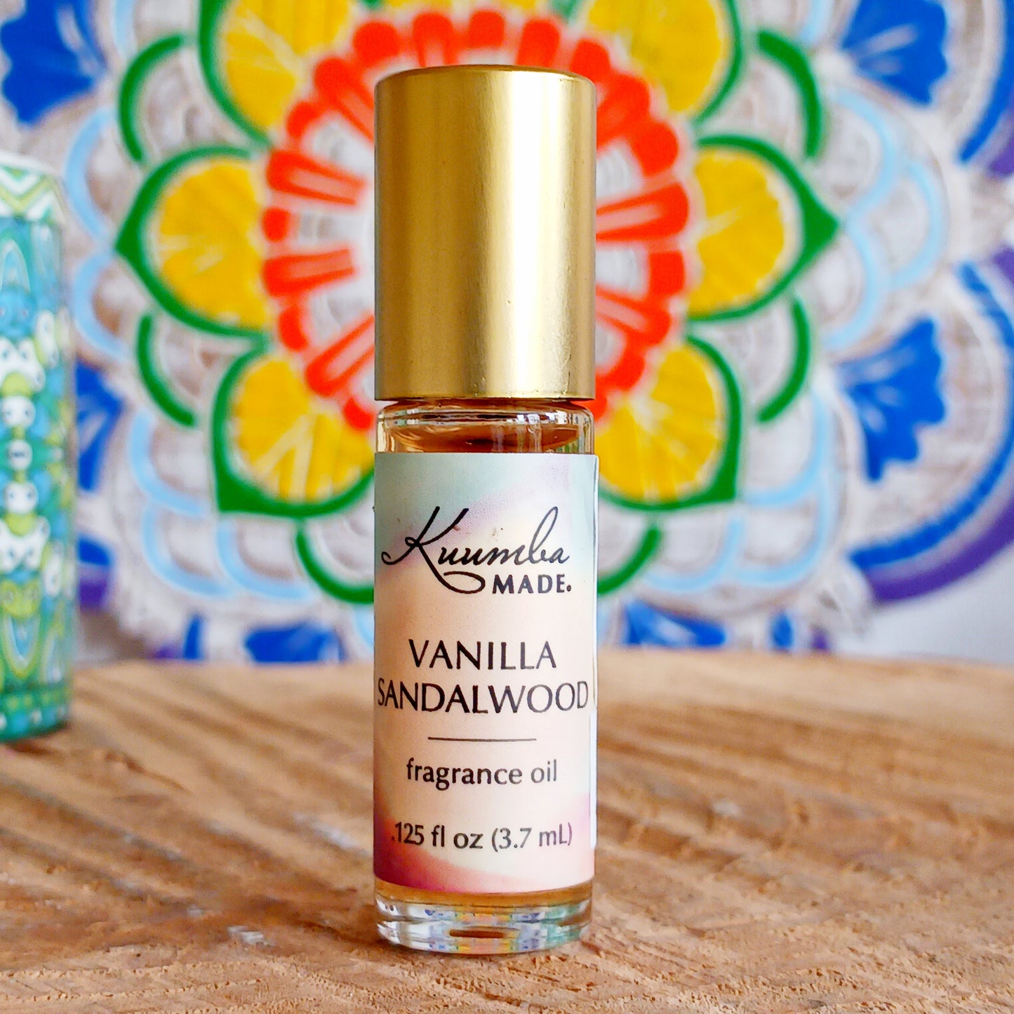 Bright sandalwood is warmed with exotic vanilla and alluring amber. A universally appealing scent of worldly treasures.