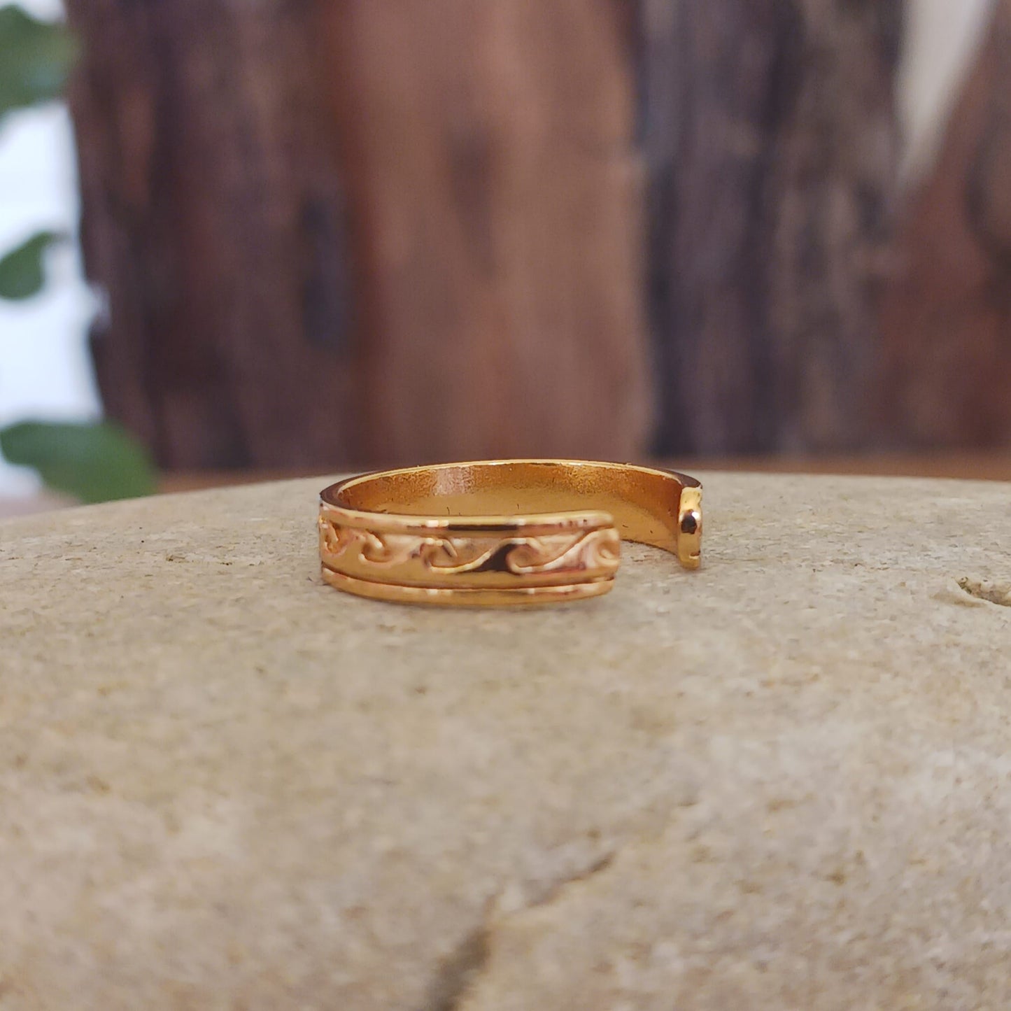 Gold plated, 925 sterling silver Wave design Toe Ring. Add a little bit of colour to your toes with this lovely toe ring, beautifully presented in a little fabric drawstring pouch made from off cuts from sari materials that would have otherwise been discarded.