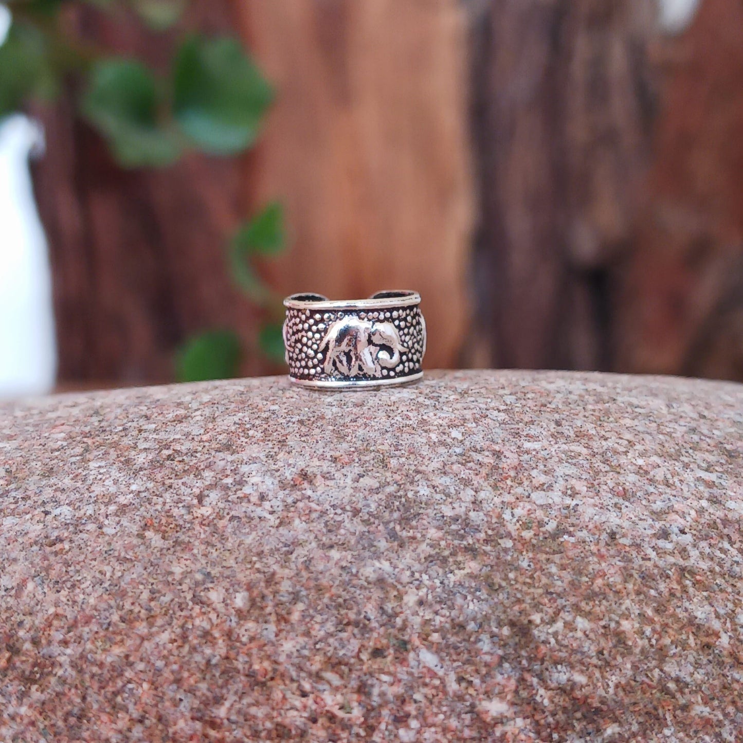 Beautiful and dainty little elephant silver ear cuff. No piercing is needed to wear, it can be easily adjusted to hug your ear cartilage. Perfect for anyone who doesn't have pierced ears or if you just want to add to your boho look.
