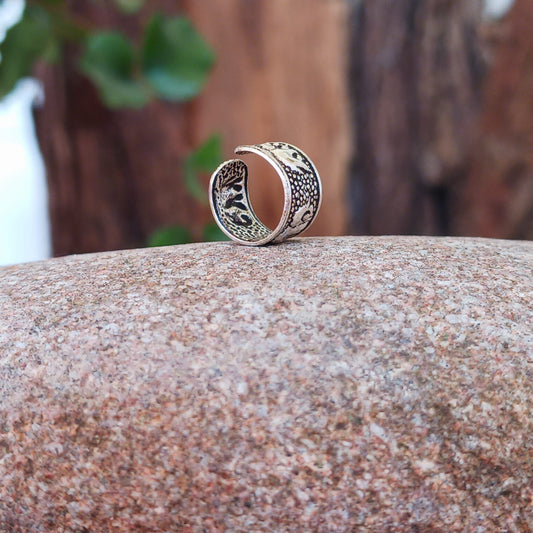 Beautiful and dainty little elephant silver ear cuff. No piercing is needed to wear, it can be easily adjusted to hug your ear cartilage. Perfect for anyone who doesn't have pierced ears or if you just want to add to your boho look.