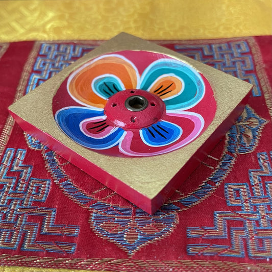 Bring a touch of artistry and tranquillity to your space with this Colourful Hand Painted Lotus Leaf Incense Holder. Beautifully crafted and ethically sourced, each piece is uniquely hand painted, in vibrant colours and detailed design.
