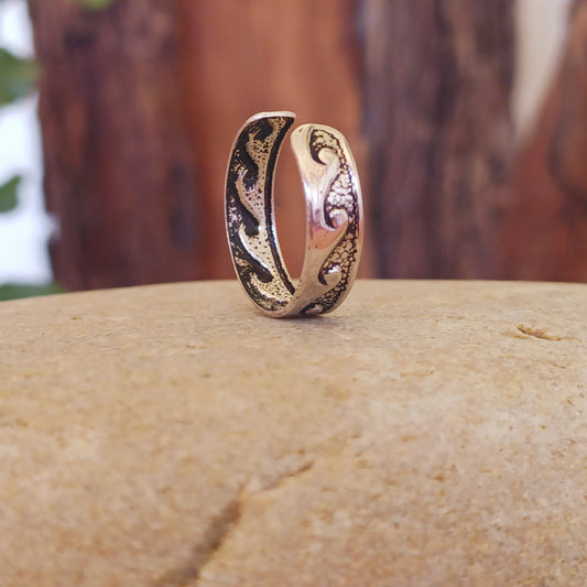 925 Sterling Silver Wave design Toe Ring. Add a little bit of bling to your toes with this lovely toe ring, beautifully presented in a little fabric drawstring pouch made from off cuts from sari materials that would have otherwise been discarded. The perfect finishing touch for any ensemble, this adjustable toe ring blends classic elegance with contemporary design, giving you the freedom to choose the perfect fit for your look.