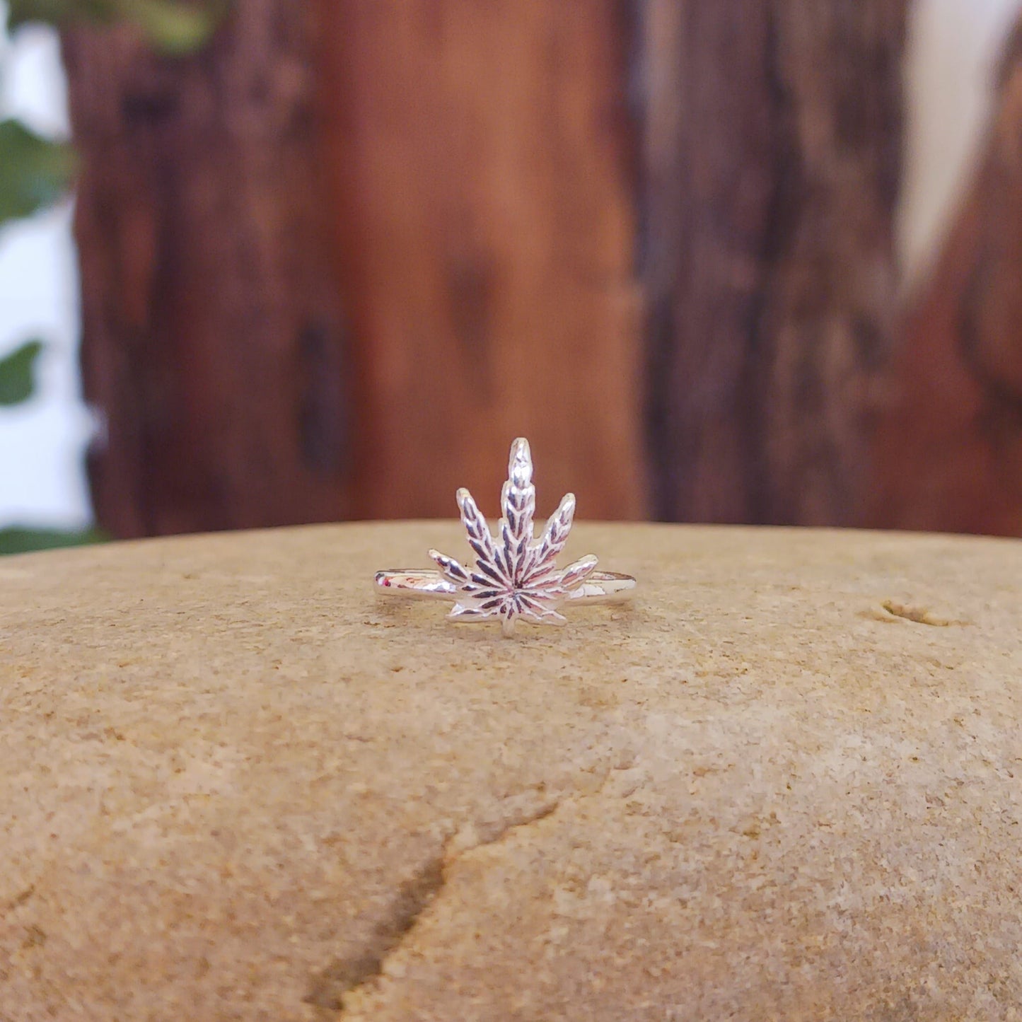 Beautiful and dainty weed leaf silver ear cuff. No piercing is needed to wear, it can be easily adjusted to hug your ear cartilage. Perfect for anyone who doesn't have pierced ears or if you just want to add to your Hippie look.