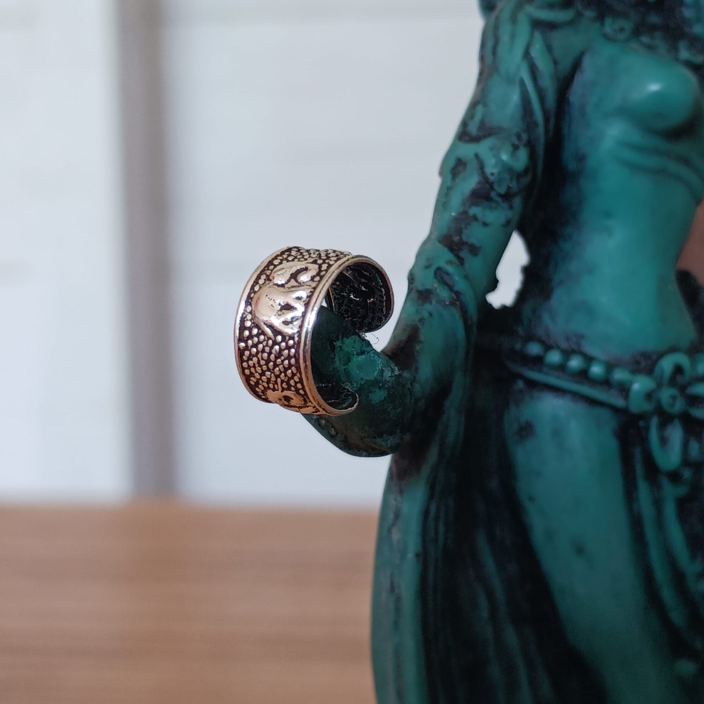 Beautiful and dainty little elephant silver ear cuff. No piercing is needed to wear, it can be easily adjusted to hug your ear cartilage. Perfect for anyone who doesn't have pierced ears or if you just want to add to your boho look.