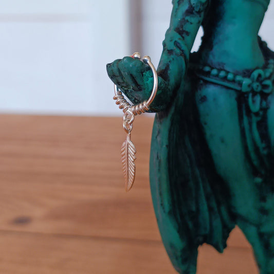 Beautiful and dainty hanging feather silver ear cuff. No piercing is needed to wear, it can be easily adjusted to hug your ear cartilage. Perfect for anyone who doesn't have pierced ears or if you just want to add to your Hippy look.