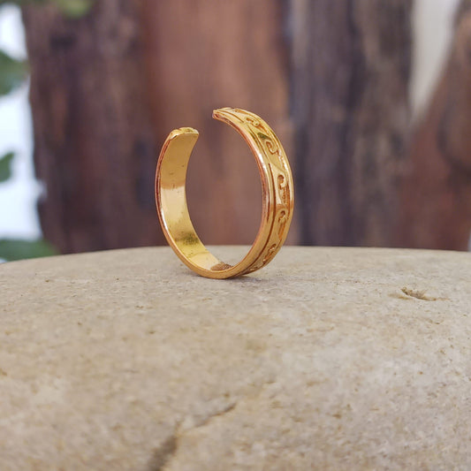 Gold plated, 925 sterling silver Wave design Toe Ring. Add a little bit of colour to your toes with this lovely toe ring, beautifully presented in a little fabric drawstring pouch made from off cuts from sari materials that would have otherwise been discarded.