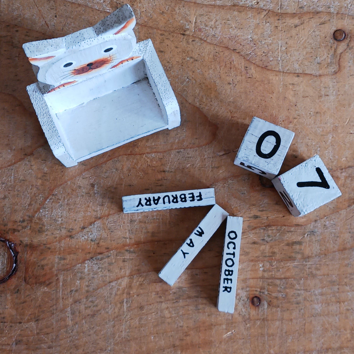 Welcome to the world of very cute cats! 🐾 This handmade wooden cat calendar is a charming and functional piece of home décor that brings joy every day. Each block reveals an adorable feline illustration, giving you a fresh dose of cuteness daily. Whether on your desk, shelf, or coffee table, it’s the perfect gift for cat lovers and a delightful way to brighten up your home or office. Durable, eco-friendly, and timeless – this calendar never goes out of date!