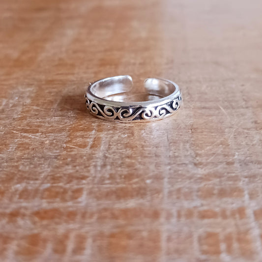 This stylish sterling silver toe ring is a wonderful addition to any jewellery collection for you to wear on a day at the beach, a festival weekend or just sparkling up your everyday.