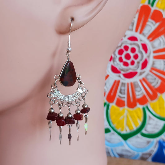 Add a touch of bohemian beauty to your look with these handmade Peruvian stone earrings. Featuring brown agate stones and finished with silver-plated hooks, each pair is carefully crafted in small workshops in Peru.