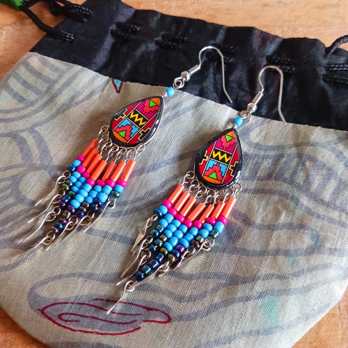 Add a touch of artisan elegance to your jewellery collection with these stunning handmade Peruvian Incan teardrop earrings. Carefully crafted in small family-run workshops in Peru, these eye-catching earrings feature traditional Incan-inspired patterns on the front with a contrasting black reverse for a striking finish.