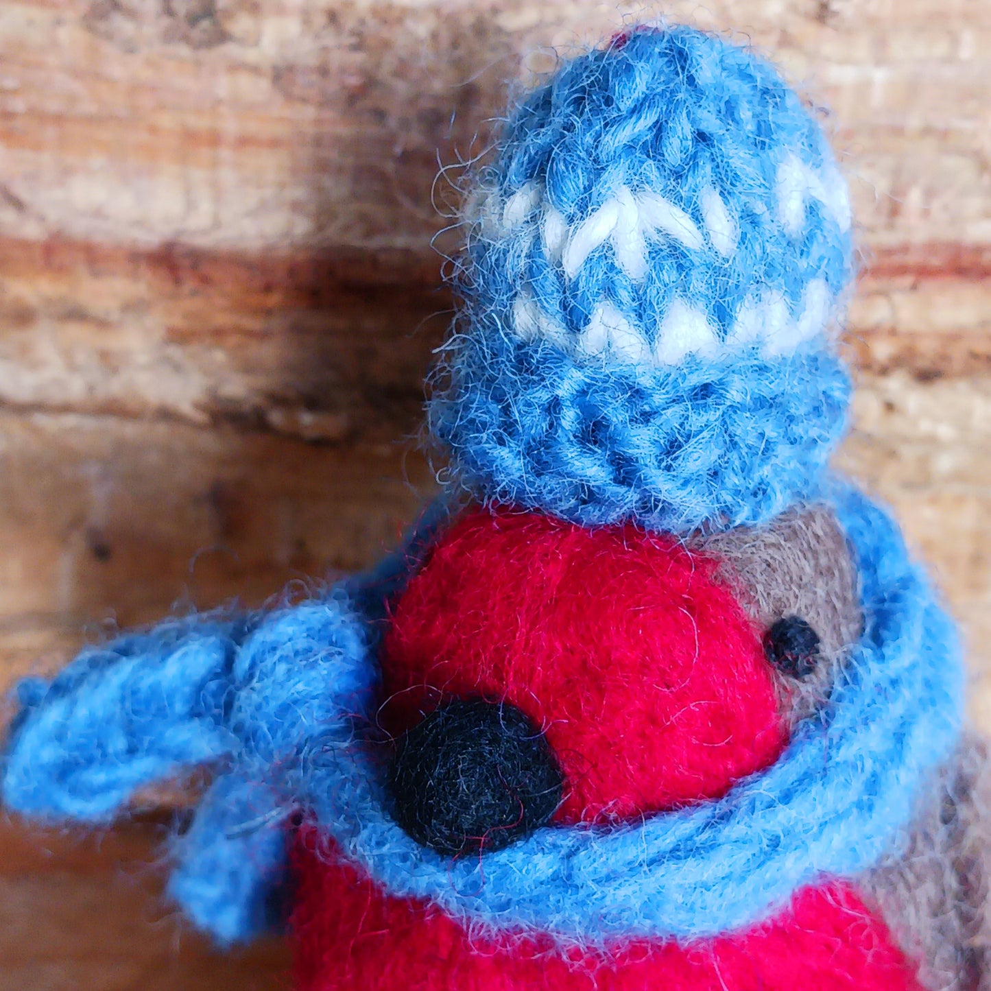 Add a touch of charm to your festive décor with these cosy felt birds, beautifully dressed in matching red and blue hats and scarves. Each bird is fitted with a red and white hanging cord, perfect for decorating Christmas trees, garlands, children’s rooms, or year-round displays.