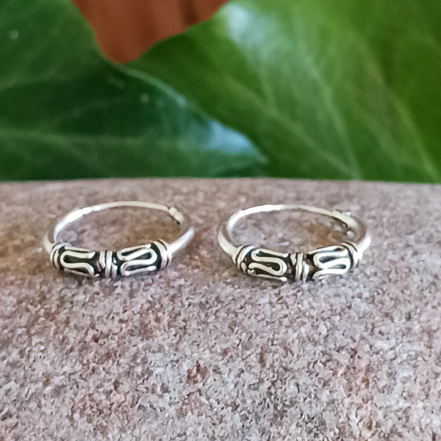 These sterling silver hoop earrings are made in a Bali style. With a silver ball in the middle of the hoop earrings, these 925 silver earrings make an ideal choice for any boho look.