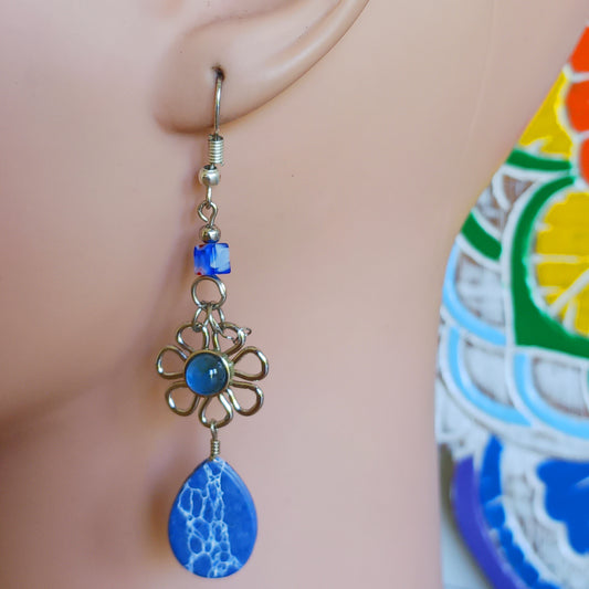 These beautiful earrings incorporate colourful blue stone with Silver plated hooks. These beautiful earrings have been hand made in Peru and are presented in a traditionally made pouch gift wrapped and ready to give☸