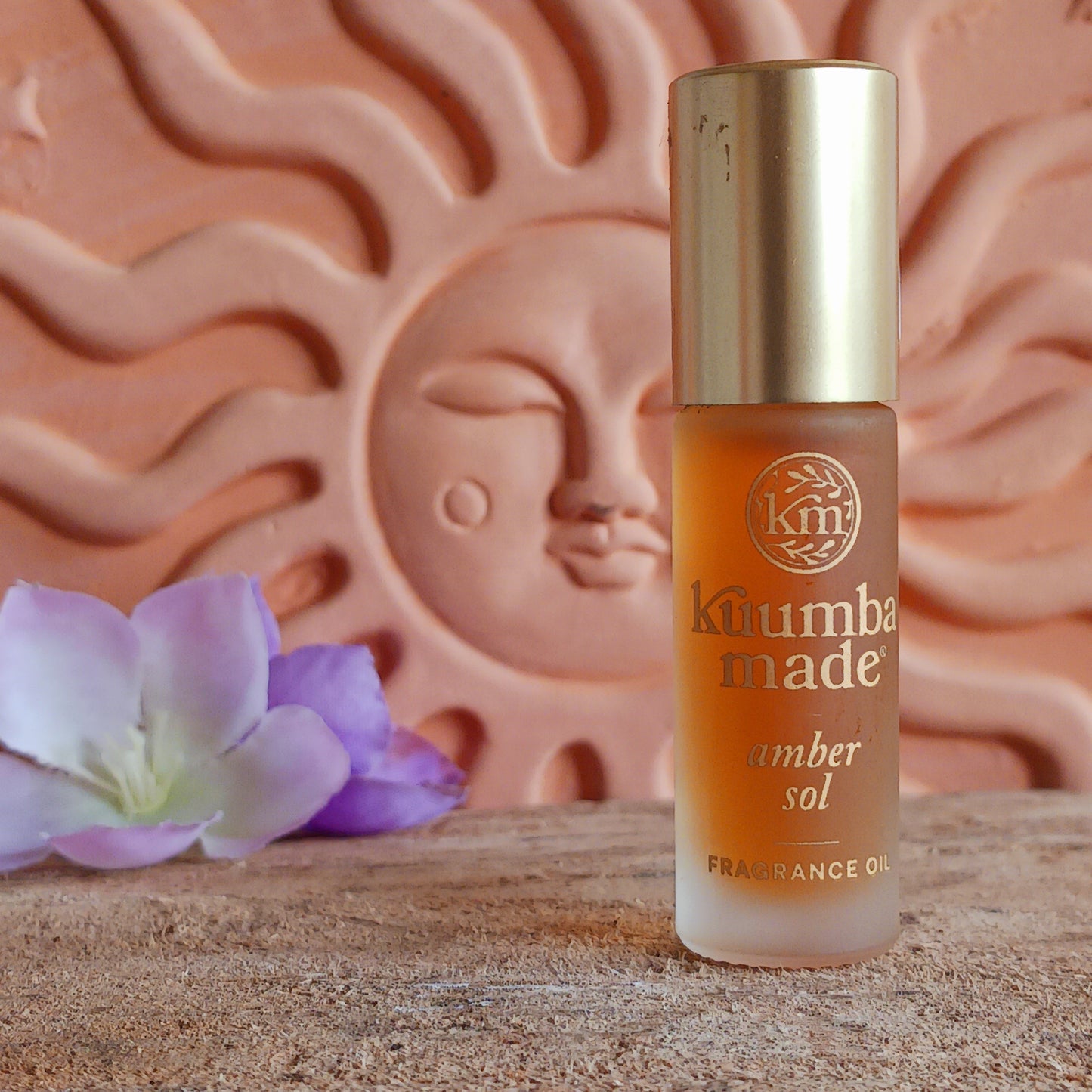 Wrap yourself in the warm, comforting glow of Kuumba Made Amber Sol Fragrance Oil. This highly concentrated, all-natural fragrance blends rich amber and fresh pine with a touch of golden caramel, creating a sensual, cosy scent that lingers beautifully on the skin.