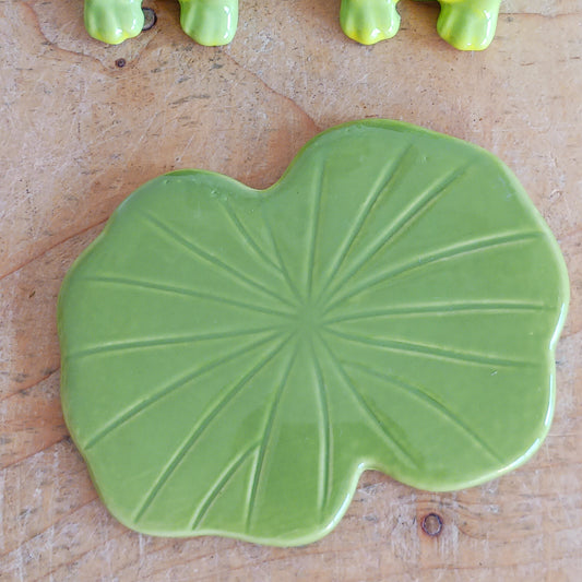 Bring a sprinkle of fun to your dining table with this adorable set of two ceramic frog salt and pepper shakers. Designed to add charm and personality to any kitchen, these playful frogs make seasoning your favourite meals extra delightful.