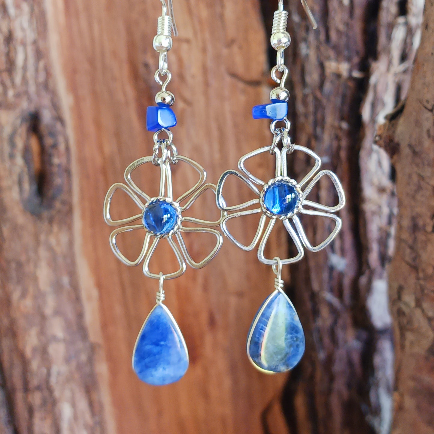 These beautiful daisy earrings incorporate a lapis lazuli stone, finished with silver plated hooks. They have been hand made in Peru and are presented in a traditionally made pouch gift wrapped and ready to give☸