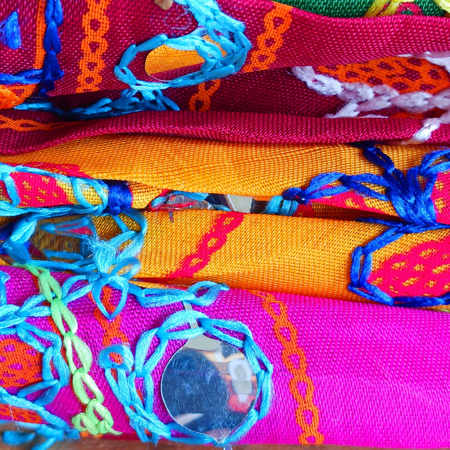 Brighten every sunny day with the Sunbrella Colourful Sun Shade Umbrella. Designed to combine reliable sun protection with vibrant, eye-catching style, Sunbrella is the perfect accessory for outdoor adventures, beach trips, festivals, garden parties, and everyday use.