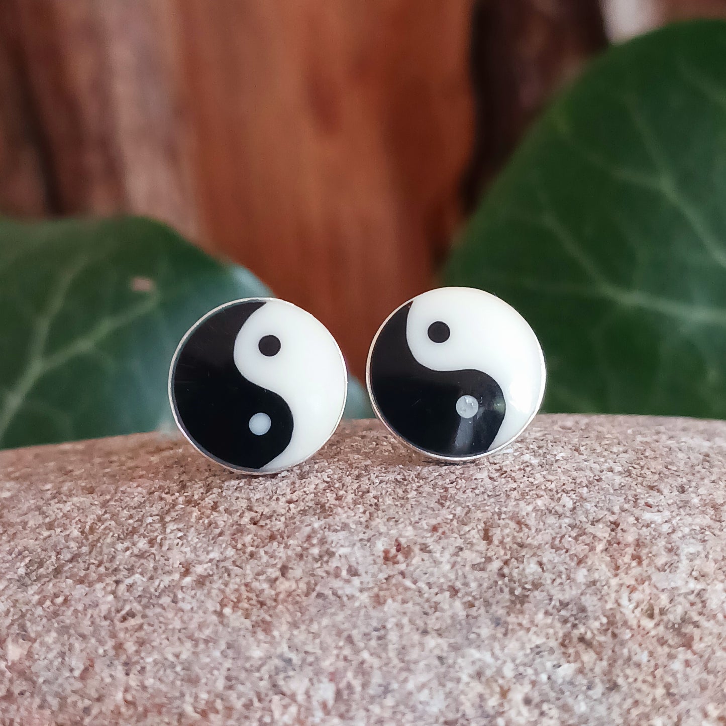 Find your perfect balance with these simple yet trendy Yin Yang studs. They are 925 sterling silver and measure 10mm x 10mm. These lovely earrings come gifted in a recycled sari gift pouch.