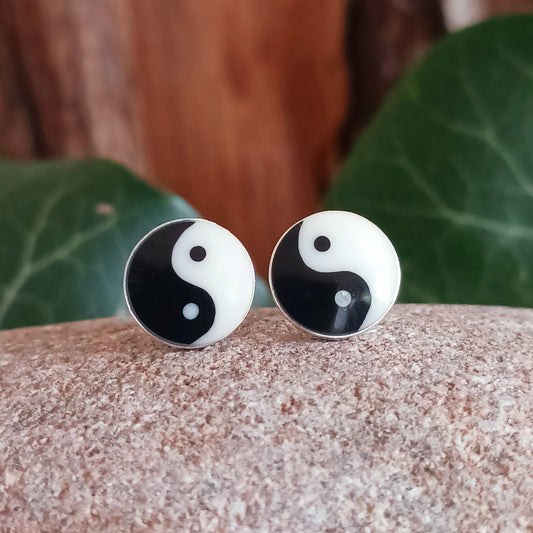 Find your perfect balance with these simple yet trendy Yin Yang studs. They are 925 sterling silver and measure 10mm x 10mm. These lovely earrings come gifted in a recycled sari gift pouch.