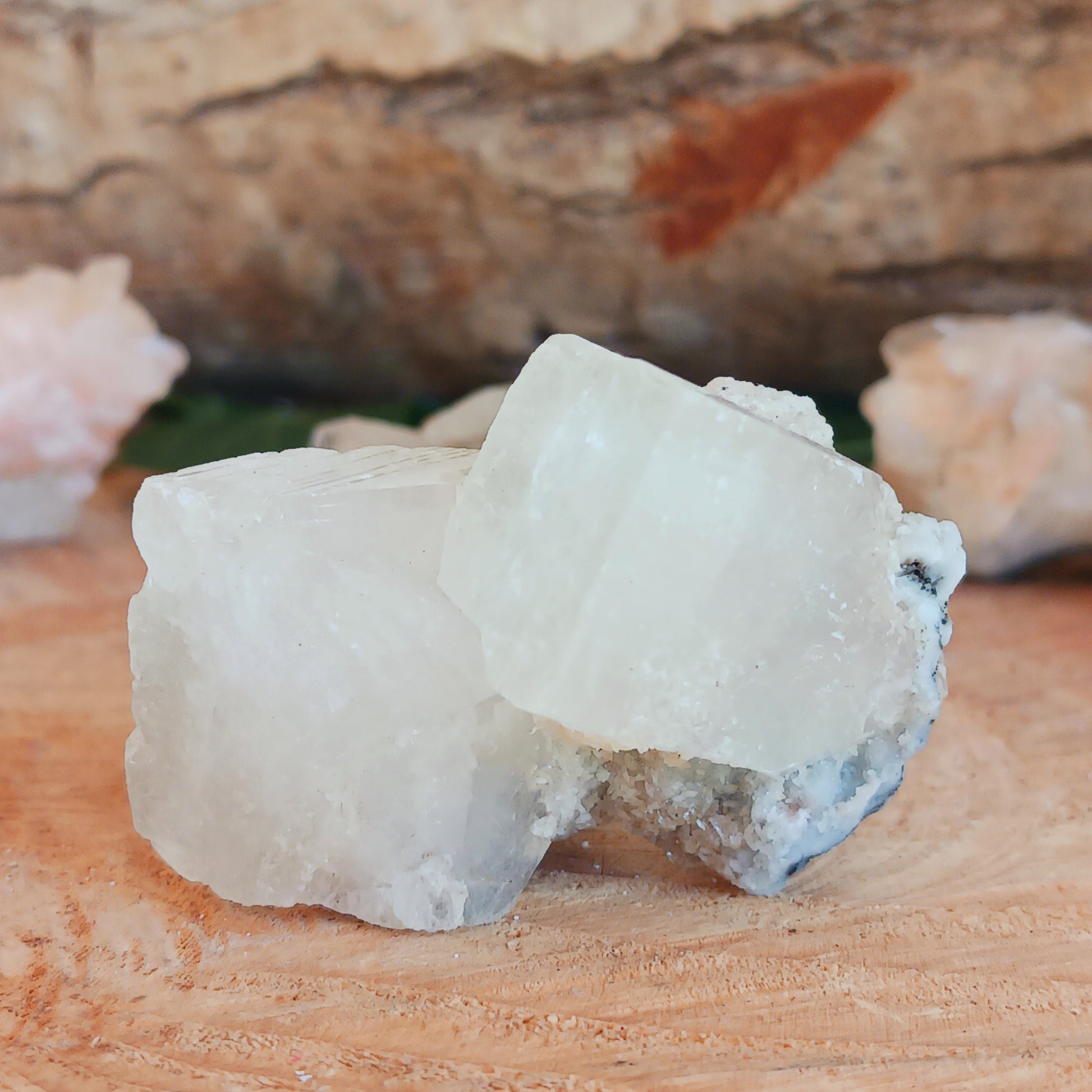 Stilbite can be used to treat loss of taste, Brain disorders, strengthen ligaments. Also used to fix pigmentations of skin, and to counteract poisoning by providing for enhanced toxin removal capabilities.