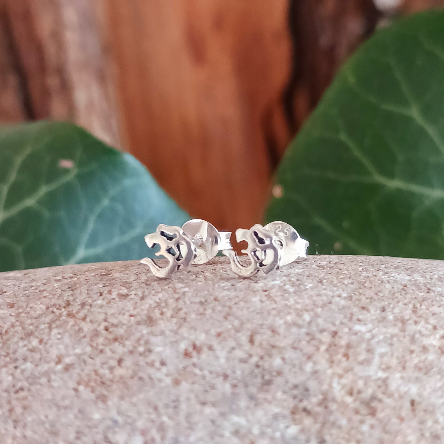 These tiny Om earrings are 925 silver and can be used in Earlobe, Tragus and Cartilage. Measuring only 5mm x 5mm, these lovely little earrings come gifted in a recycled sari gift pouch.