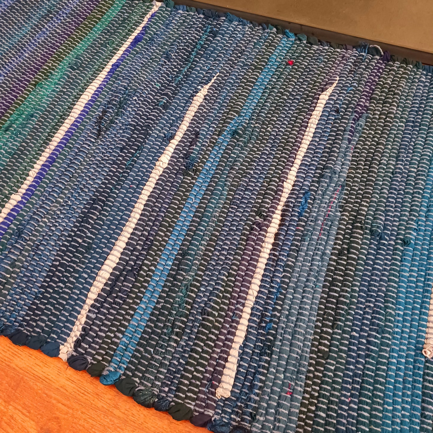 Enhance your living space with this premuim quality rag rug. Whether used in kitchens, bathrooms, or even as a decorative accent in bedrooms and living rooms, the charcoal greys impart an air of sophistication and modernity to any setting.