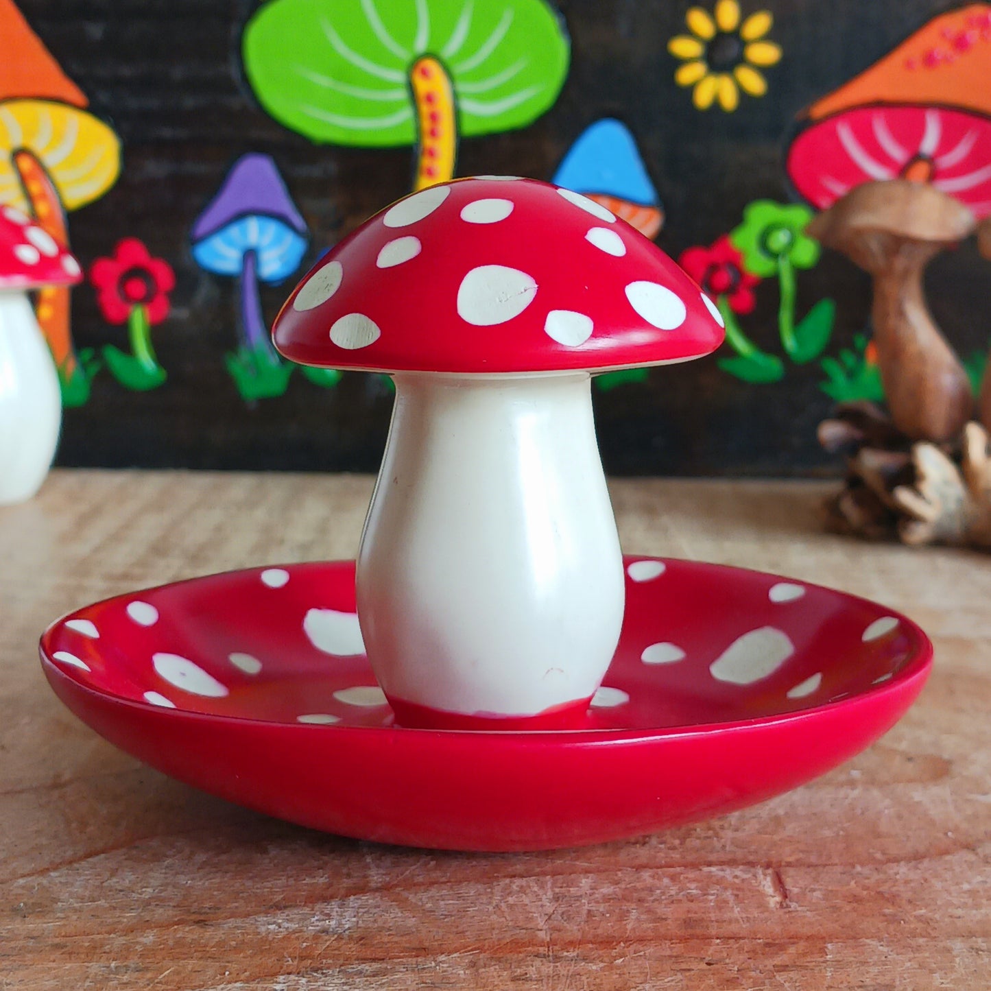 This mushroom incense holder puts the fun-gi back into burning incense! It is multi-use and can hold either incense sticks in the mushroom head or incense cones on the dish area.