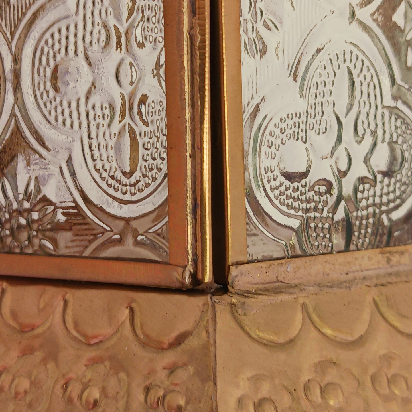 This antique brass Moroccan style large glass lantern has clear embossed glass panes and a wonderful antique finish. A stylish and versatile addition to any home, this beautiful lantern is ideal to bright up your home.