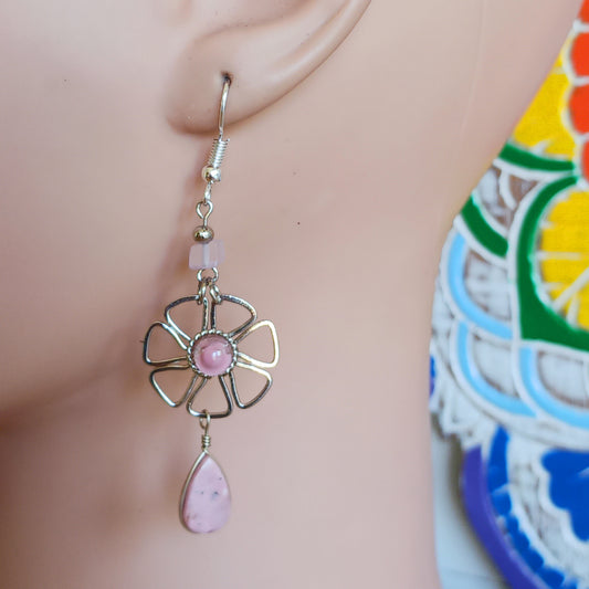 These beautiful daisy earrings incorporate a pretty pink stone, finished with silver plated hooks. They have been hand made in Peru and are presented in a traditionally made pouch gift wrapped and ready to give☸