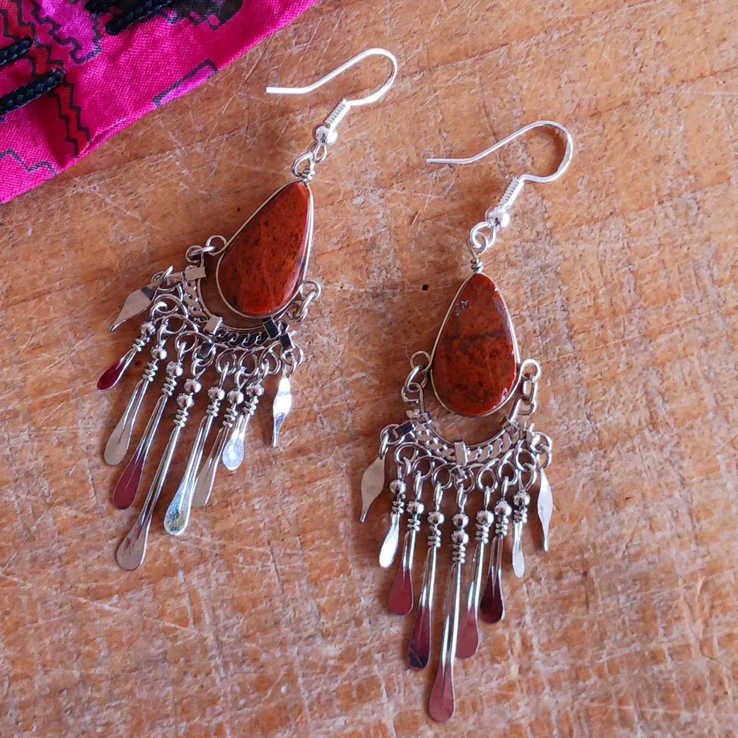 Add a touch of bohemian beauty to your look with these handmade Peruvian stone earrings. Featuring brown agate stones and finished with silver-plated hooks, each pair is carefully crafted in small workshops in Peru.